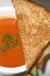 Formaggio e zuppa di pomodoro
