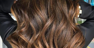 I capelli castani tornano di moda per la primavera-estate 2025, ecco le sfumature più gettonate