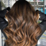 I capelli castani tornano di moda per la primavera-estate 2025, ecco le sfumature più gettonate