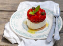 Mini cheesecake con pomodorini, l’antipasto estivo irresistibile