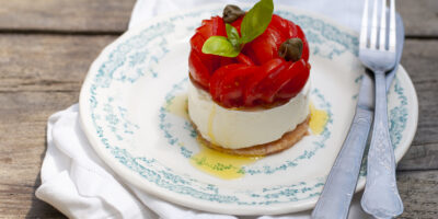 Mini cheesecake con pomodorini, l’antipasto estivo irresistibile